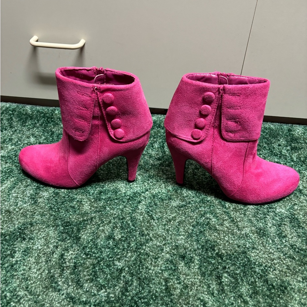 Bright pink boots like new 8